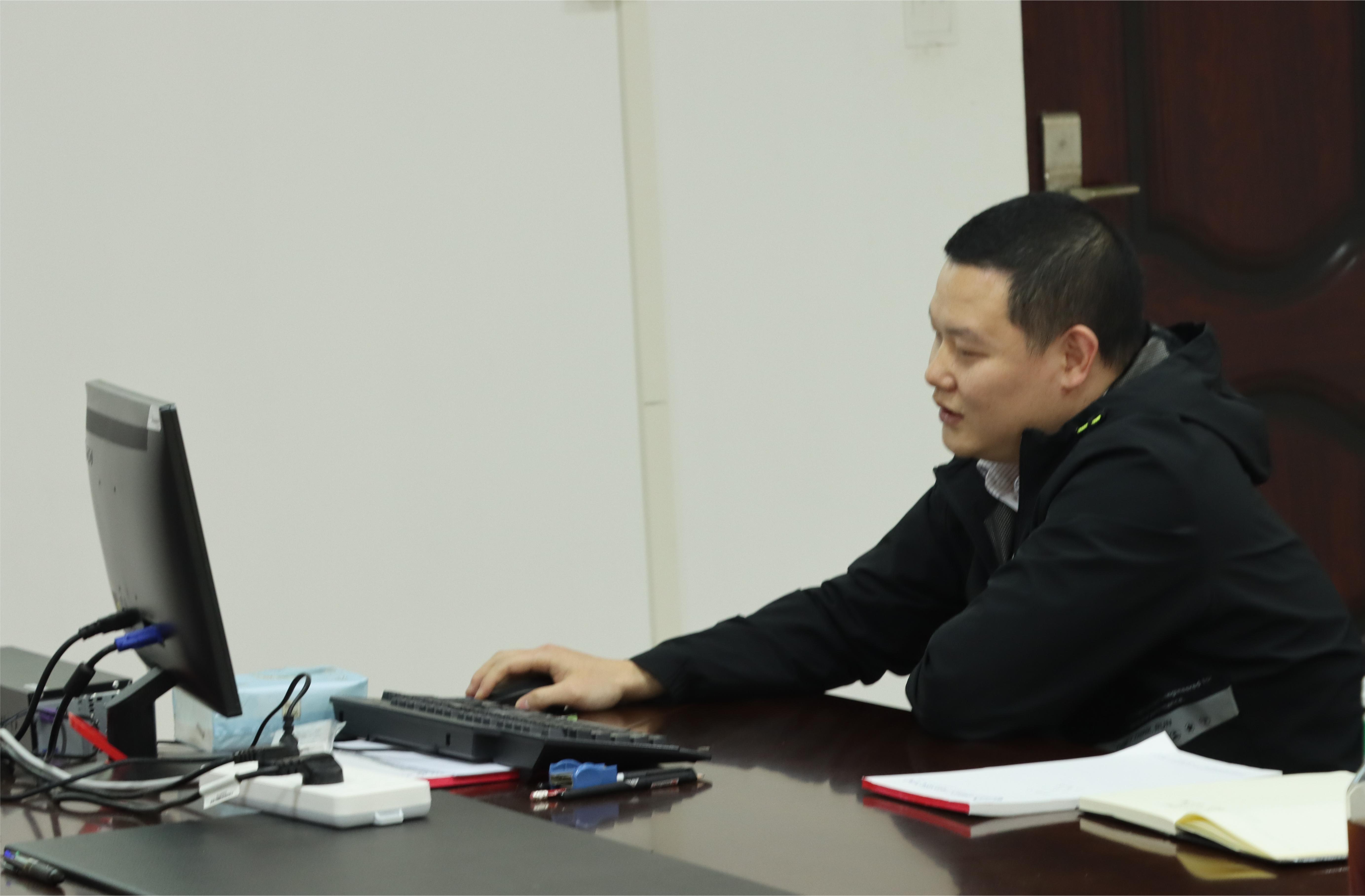 授课老师.JPG 授课老师.JPG