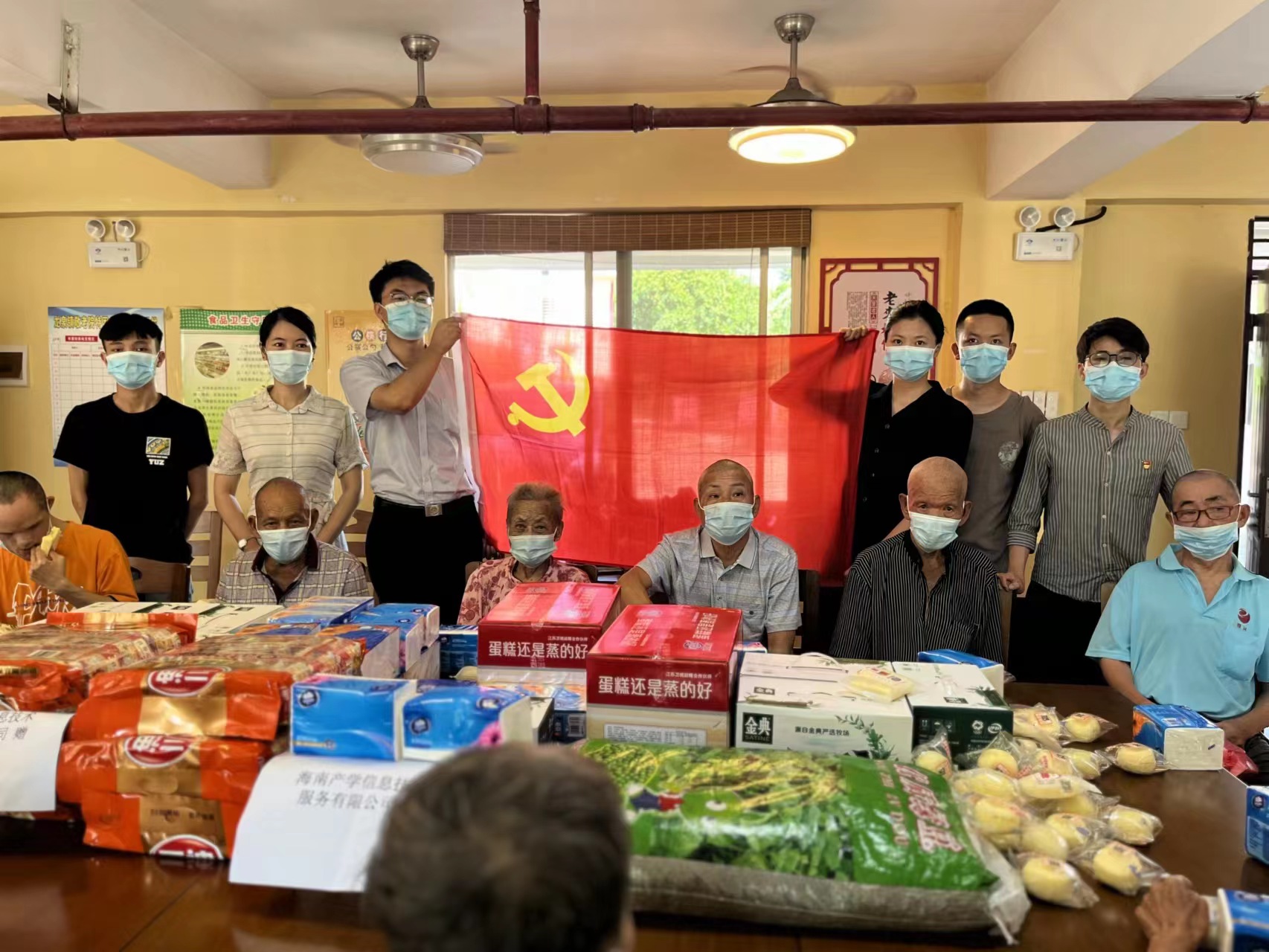 产学公司向老人送上慰问物资.jpg 产学公司向老人送上慰问物资.jpg