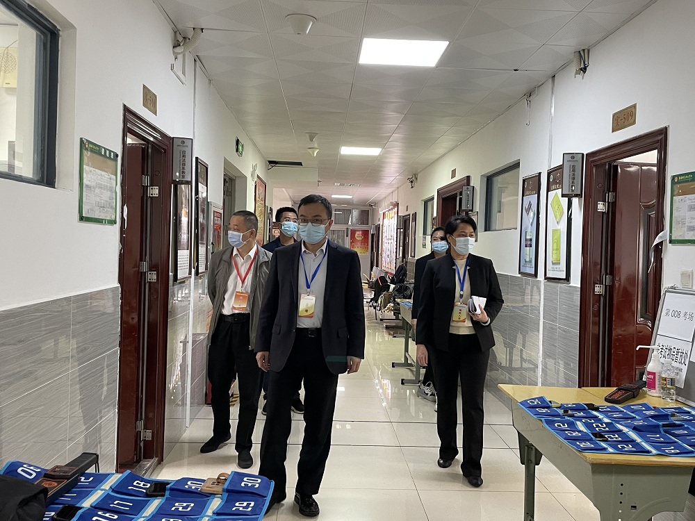 主考巡视考场.jpg 主考巡视考场.jpg