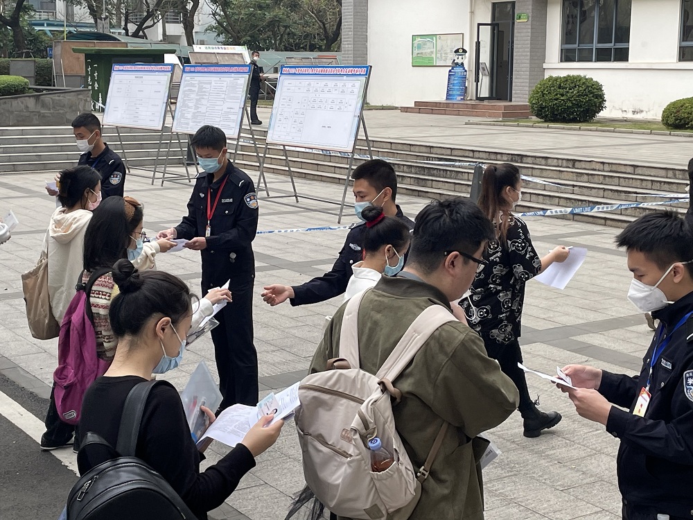 工作人员核验考生身份证和准考证.jpg 工作人员核验考生身份证和准考证.jpg