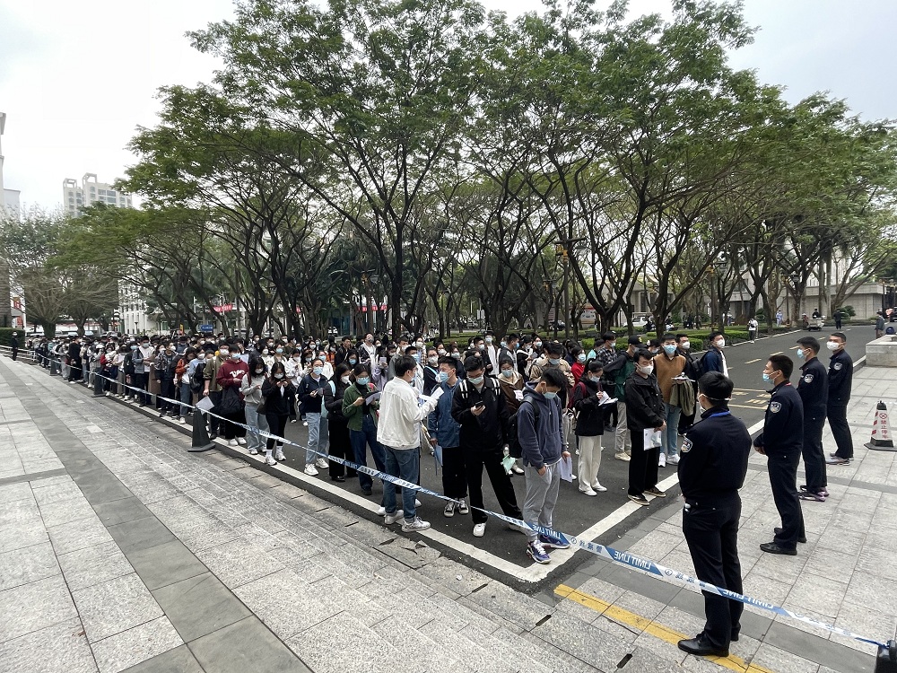 考生有序排队等候入场.jpg 考生有序排队等候入场.jpg