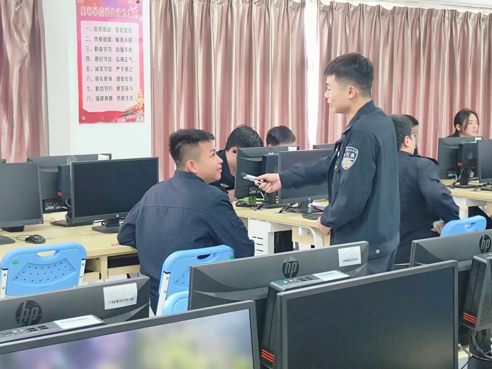 2.开展一问一答主题竞赛 何洪淼 摄.jpg 2.开展一问一答主题竞赛 何洪淼 摄.jpg