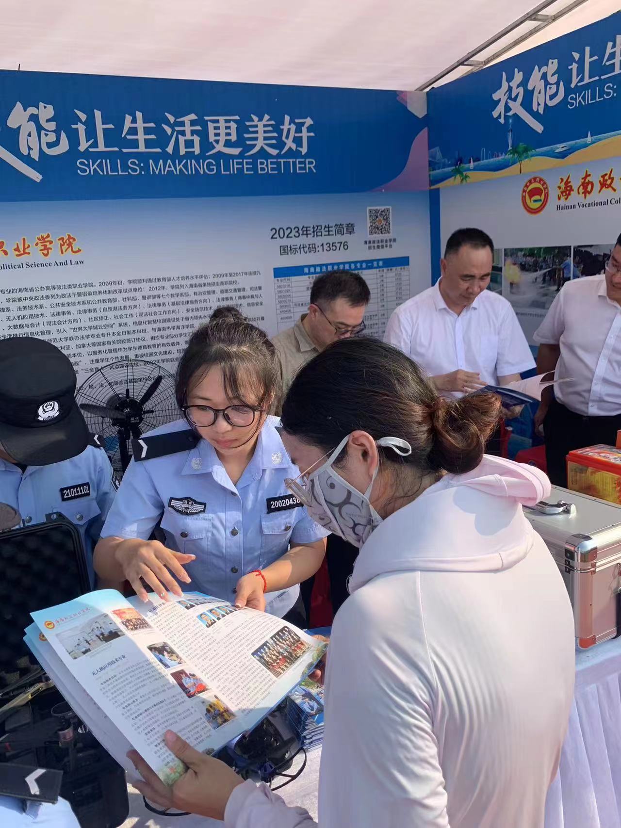 现场详细介绍我院办学特色和办学理念(阙馨琼摄).jpg 现场详细介绍我院办学特色和办学理念(阙馨琼摄).jpg