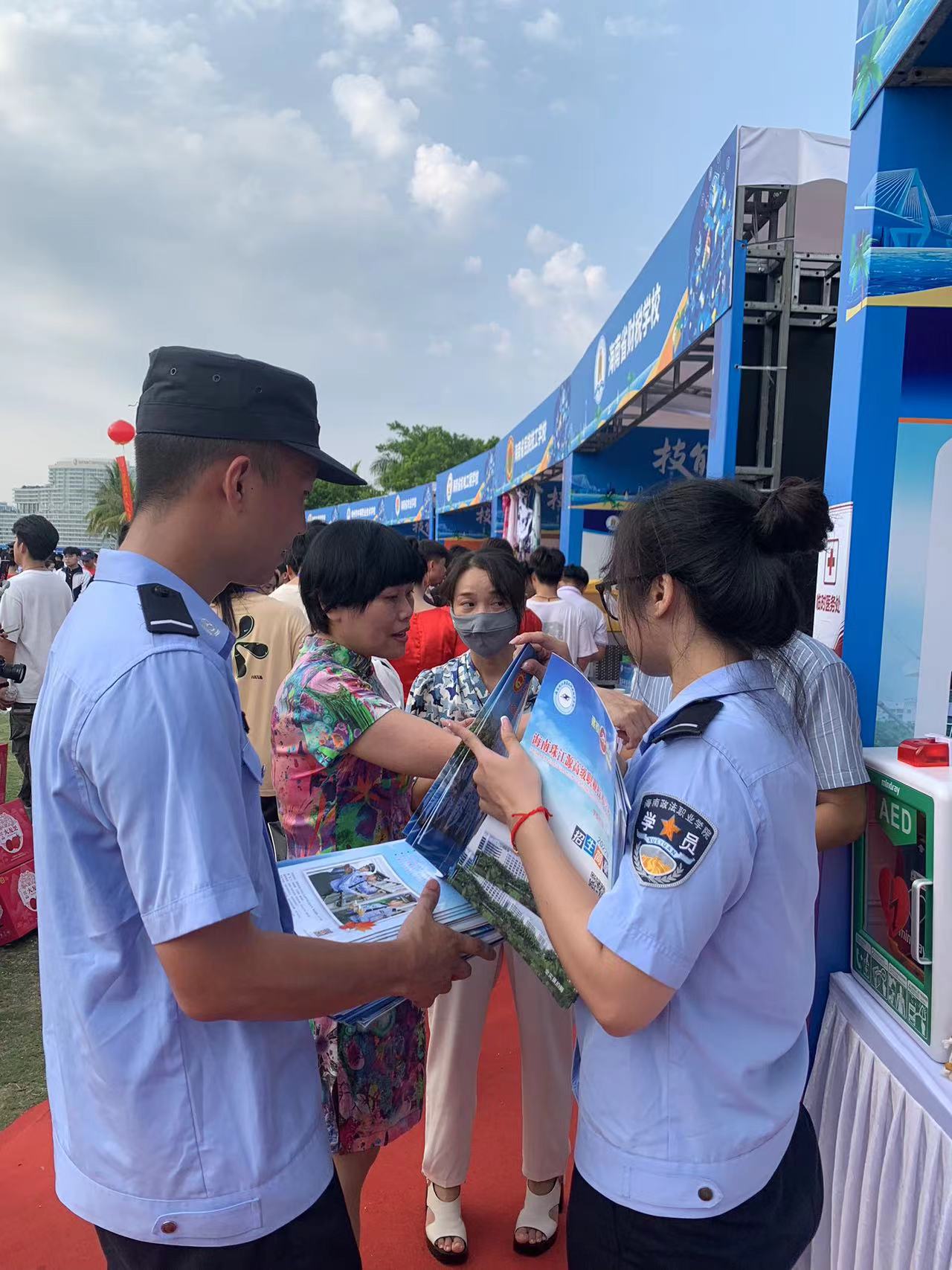 给学生家长做详解介绍(阙馨琼摄).jpg 给学生家长做详解介绍(阙馨琼摄).jpg